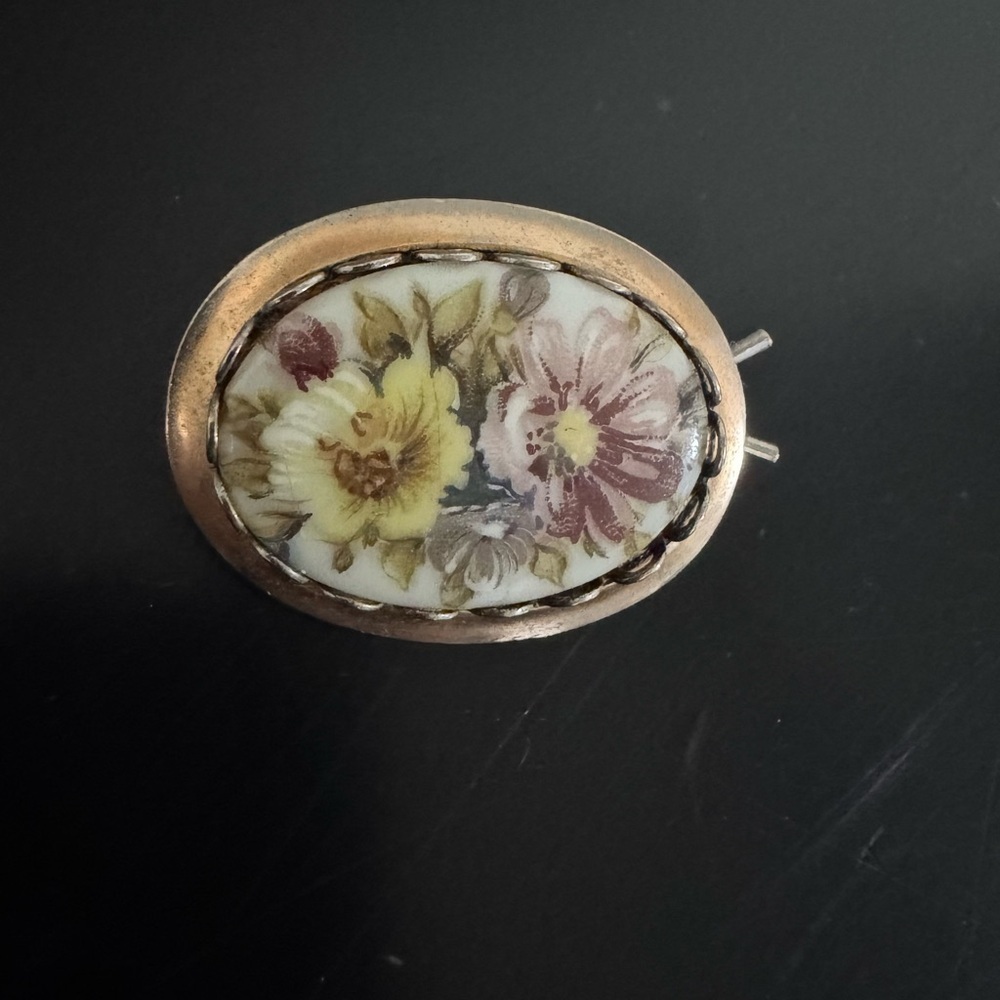 Vintage Floral Oval Clip with Gold Trim